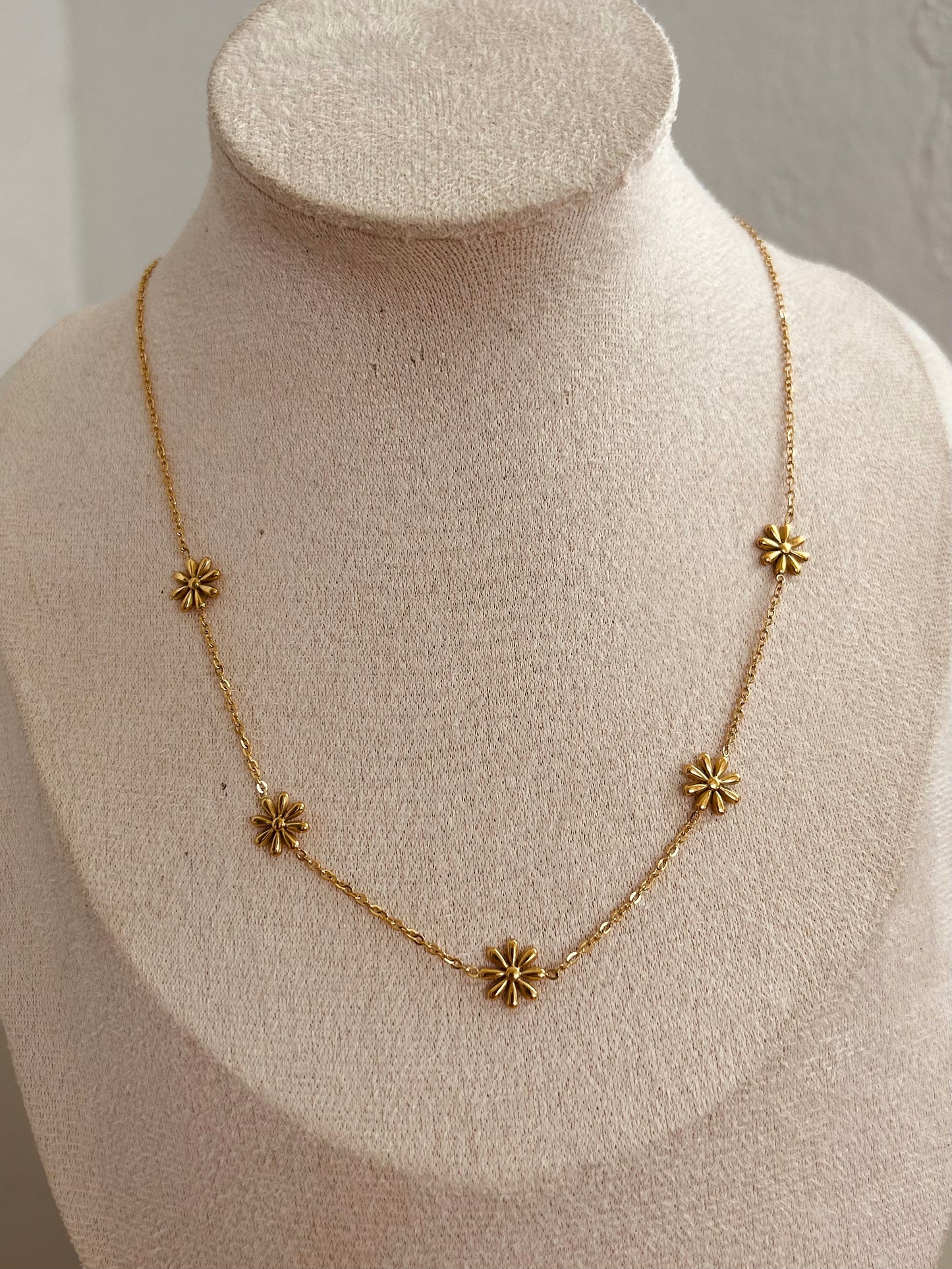 Daisy necklace